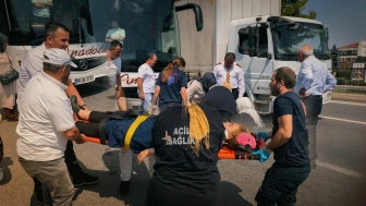 Yaya, aniden yola adım attı ve yolcu otobüsüne çarptı!