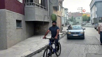Eskişehir'de bir vatandaş kafasında 40 kiloluk karpuzla her işi yapabiliyor