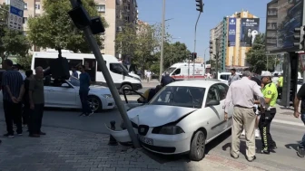 Konya'da otomobil ile kamyonet çarpıştı : 1'i çocuk 6 yaralı