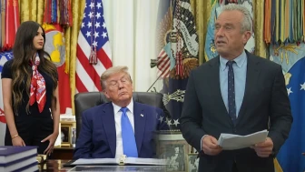 Oval Ofis'teki imza töreninde unutulmaz anlar yaşandı: Donald Trump uyukladı, RFK Jr.'ın elleri titredi