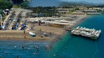 Halk plajlarının ücretsiz olması nedeniyle 3 milyon kişi deniz keyfi yaptı