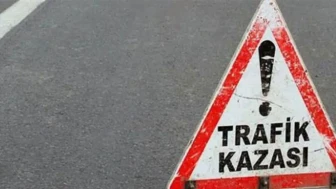 Uşak'ta meydana gelen trafik kazasında otomobil ile motosiklet çarpıştı