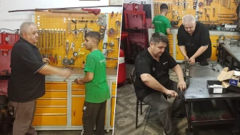 12 yaşında sanayiden içeriye girdi: 20'den fazla motor ustası yetiştirdi! Zonguldak'ta yılın ahisi seçildi