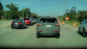 Trafikte tehlikeli şov kötü bitti: Tek teker üzerinde giderken araba çarptı, havada savrulduğu anlar kamerada