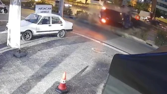 Sürücünün kontrolü kaybettiği araç takla atarak savruldu: Yoldan geçen kişi saniyelerle ölümden döndü