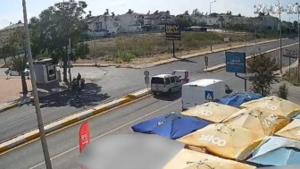 Antalya'da hafif ticari araçla 3 tekerlekli motosiklet çarpıştı, o anlar kamerada