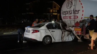 Antalya'da tankerin altına giren otomobil metrelerce sürüklendi: 50 tonluk yakıt tahliye edildikten sonra çıkarılabildi