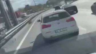 Siren ve anonsları duymamazlıktan geldi: Dakikalarca ambulansa yol vermeyen sürücü kamerada