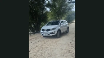 Bilecik'te 'pes' dedirten görüntü: Otomobili yürüyüş yoluna park edip keyif yaptılar