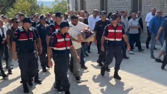 Bir babanın en zor günü: Tutuklu baba üç aylık bebeğini toprağa verdi