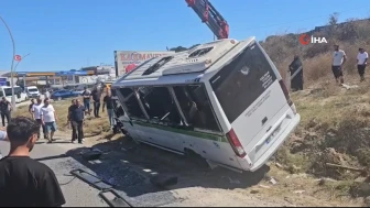 Çerkezköy'de minibüs direğe çarptı: Üç kişi yaralandı