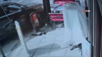 Edirne'de trafiğe kapalı caddeye giren otomobil tabelaya çarptı
