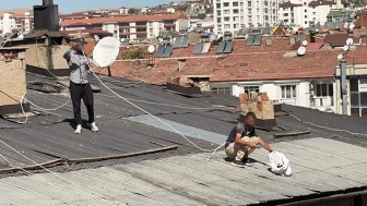 Elazığ'da çatı tamiri yapanların güvenlik önlemi pes dedirtti