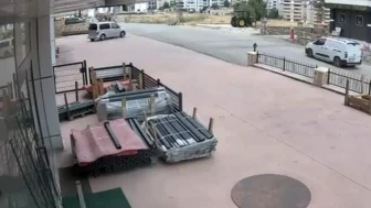 Elazığ 'da el freni unutulan araç iş yerine böyle daldı