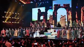 Esed karşıtı duruşuyla tanınan Suriyeli müzisyen Assala, 15 yıl aradan sonra Şam'da binlerce hayranının katıldığı bir konser verdi