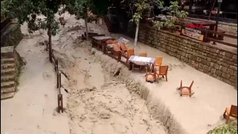 Hatay'da sağanak: Dereler taştı, işletmeler suyla doldu