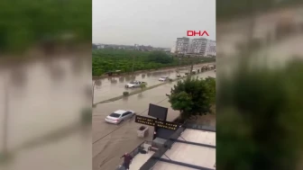 Hatay'da şiddetli sağanak: Vatandaşlar araçlarında mahsur kaldı
