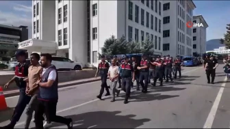 Hırsızlık şüphelilerine adliye önünde ailelerinden tepki: Hakaret edip, tükürdüler