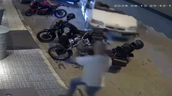 Isparta'da kamyonetin çıkardığı kaos! Esnaf son anda faciadan kurtuldu.