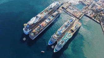 Kuşadası'na 4 dev kruvaziyer aynı anda yanaştı : 11 bin 811 turist akını !