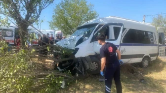 Manisa'da işçi minibüsü ağaca çarptı : 14 yaralı
