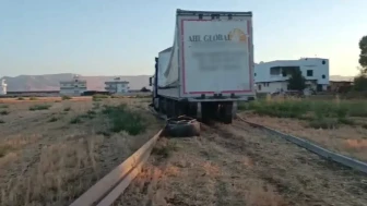 Mardin'de yüklü tır yoldan çıktı : Sürücü yara almadan kurtuldu