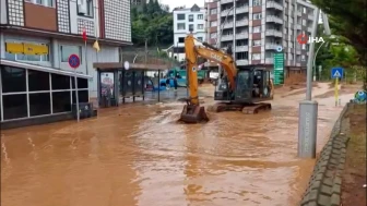 Rize'de sağanak sele neden oldu: Araçlar sular altında kaldı