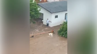 Brezilya'da sel: Santa Catarina'da yollar göle döndü,