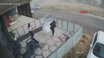 Aksaray'da şiddetli fırtına da uçan şemsiyeyi tutmak isterken savruldu