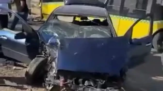 Siirt'te Belediye Otobüsü ile Otomobil Kafa Kafaya Çarpıştı: 1 Yaralı Var