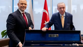 Cumhurbaşkanı Erdoğan’ın NATO Zirvesi'ndeki tabanca hediyesine karşılık geldi! Polonya liderinden dikkat çeken jest