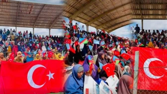 Türkiye'ye teşekkür için meydanlara indiler! Kardeş ülkeden sevgi seli