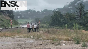 Bolu'da hafif ticari araç virajı alamayınca yoldan çıktı: 3 yaralı