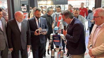 Düzce’de teknoloji rüzgarı: Mağazanın açılışını insansı robot G1 yaptı