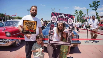 Tuzla’da nostalji rüzgarı: klasik otomobiller sahilde buluştu
