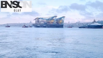 İstanbul Boğazı'nda Trafik Çift Yönlü Askıda: Dünyanın Üçüncü En Büyük Vinç Gemisi Saipem 7000 Görüntülendi