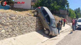 Adıyaman'da el freni unutuldu, otomobil istinat duvarından düştü : 2 yaralı