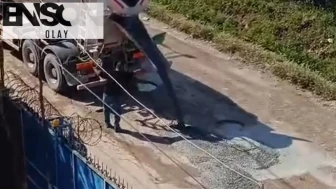 Adana'da vatandaş çukurları kendi imkanıyla kapatıyor