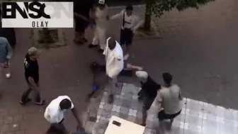 Fatih'te yaşanan bıçaklı kavgayı cesur vatandaşlar ayırdı, olayın dehşet anları kamerada!