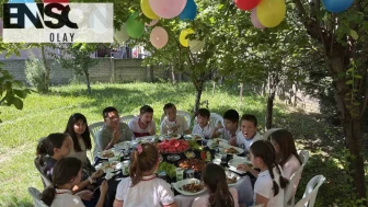 Servis şoförleri, minik öğrenciler için bahçede keyifli bir ortam oluşturarak servis şoförlüğünü gönüllü bir hizmete dönüştürdüler
