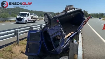 Kastamonu'da hafif ticari araç bariyerlere çarparak ters döndü : 3 yaralı