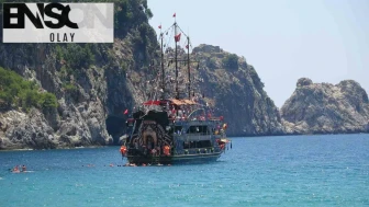 Alanya'da hava sıcaklığı 30 dereceyi gördü, turistler sahile koştu