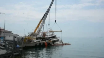 Sinop'ta yan yatan lüks yatın kurtarma çalışmaları devam ediyor