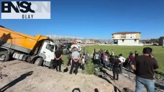Yüksekova'da yolcu minibüsü ile kamyon çarpıştı: 2 ölü, 3 yaralı