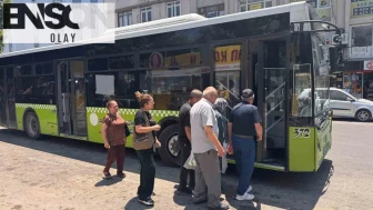 Adana'da sıcaktan bunalan vatandaşlar toplu taşıma araçlarında klima talep ediyor