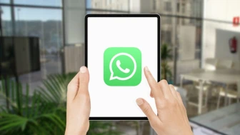 WhatsApp iPad Uygulamasına Şeffaf Liquid Glass Tasarımı Geliyor