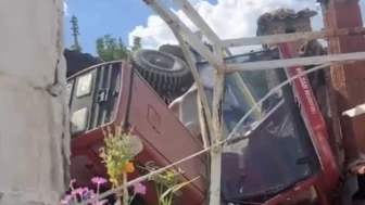 Buldan’da korkutan kaza: Belediye traktörü bahçeye daldı