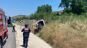 Bilecik'te istinat duvarına çarpan araç yan yattı, sürücü yaralandı