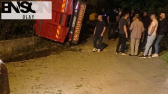Eynesil’de çay yüklü kamyon devrildi: Köylüler yardıma koştu