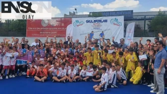 Beypazarı’nın gururu oldular: Akşemseddinli genç hokeyciler kürsüden inmedi
